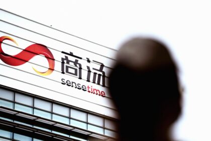 Interfaz futurista de SenseNova U1 procesando imágenes en tiempo real con arquitectura NEO-Unify, sin conversión a texto