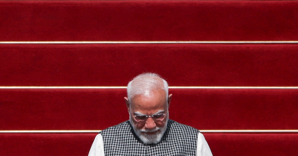 Gráfico de la rupia india en caída libre frente al dólar con datos de 2026 y foto de billetes de 100 rupias