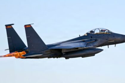 Fragmentos del F-15E Strike Eagle exhibidos por Irán con asiento eyectable vacío, evidencia clave en la crisis por el piloto capturado