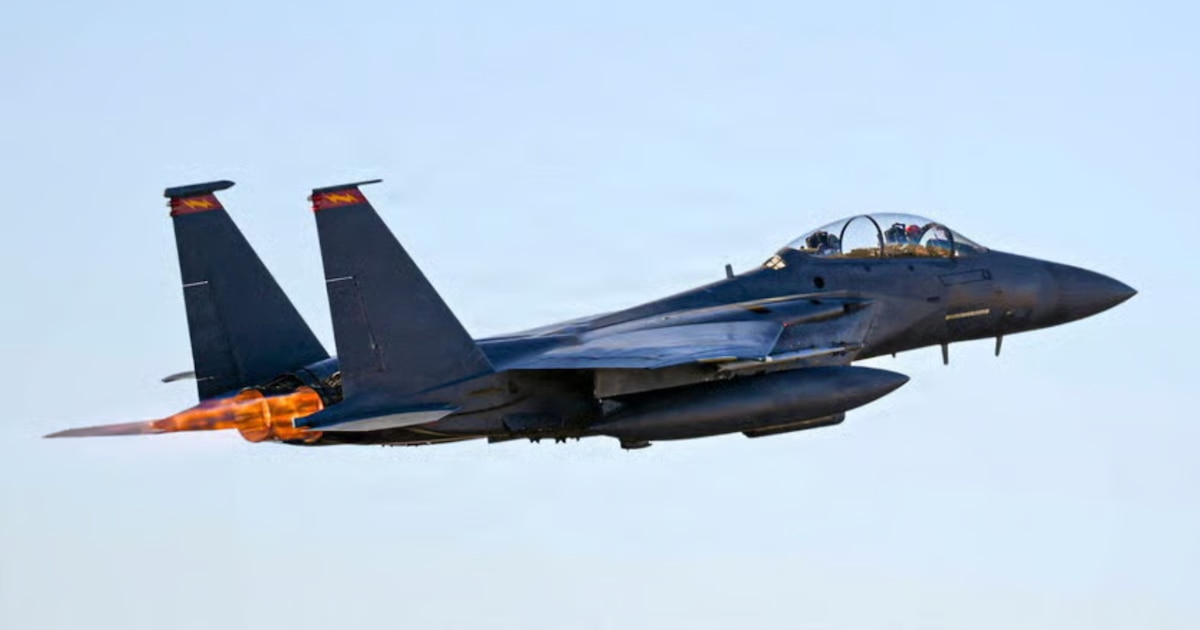 Fragmentos del F-15E Strike Eagle exhibidos por Irán con asiento eyectable vacío, evidencia clave en la crisis por el piloto capturado