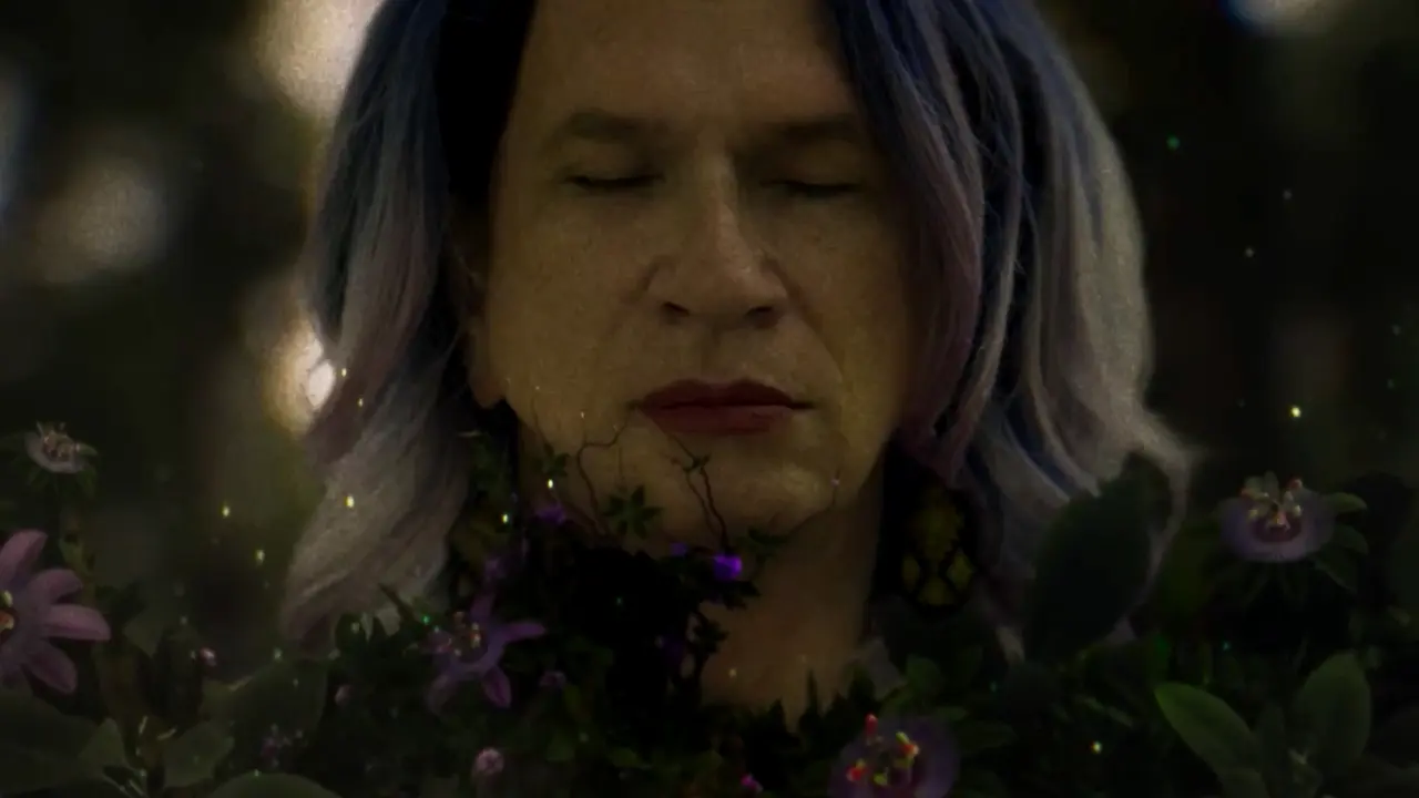 Brigitte Baptiste, bióloga trans, en un momento de conexión con la naturaleza durante el documental 'Brigitte, Planeta B', explorando ciencia y espiritualidad como herramientas de activismo