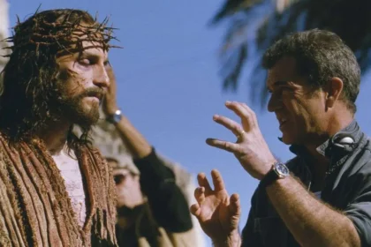 Cartel promocional de 'La pasión de Cristo: Resurrección' con Jaakko Ohtonen como Jesús y fondo de Jerusalén antigua