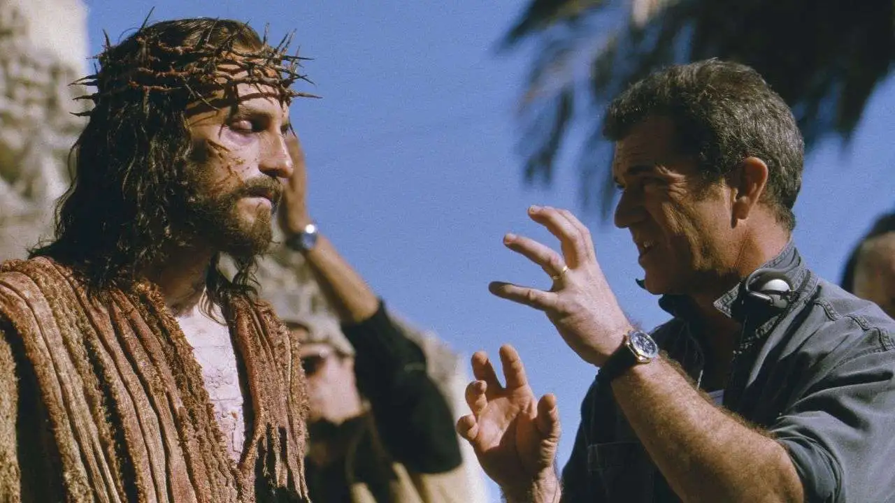 Cartel promocional de 'La pasión de Cristo: Resurrección' con Jaakko Ohtonen como Jesús y fondo de Jerusalén antigua