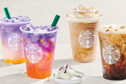 Vaso morado de Tropical Butterfly Refresher con perlas de mango y gradiente púrpura junto a un Iced Horchata Shaken Espresso espumoso