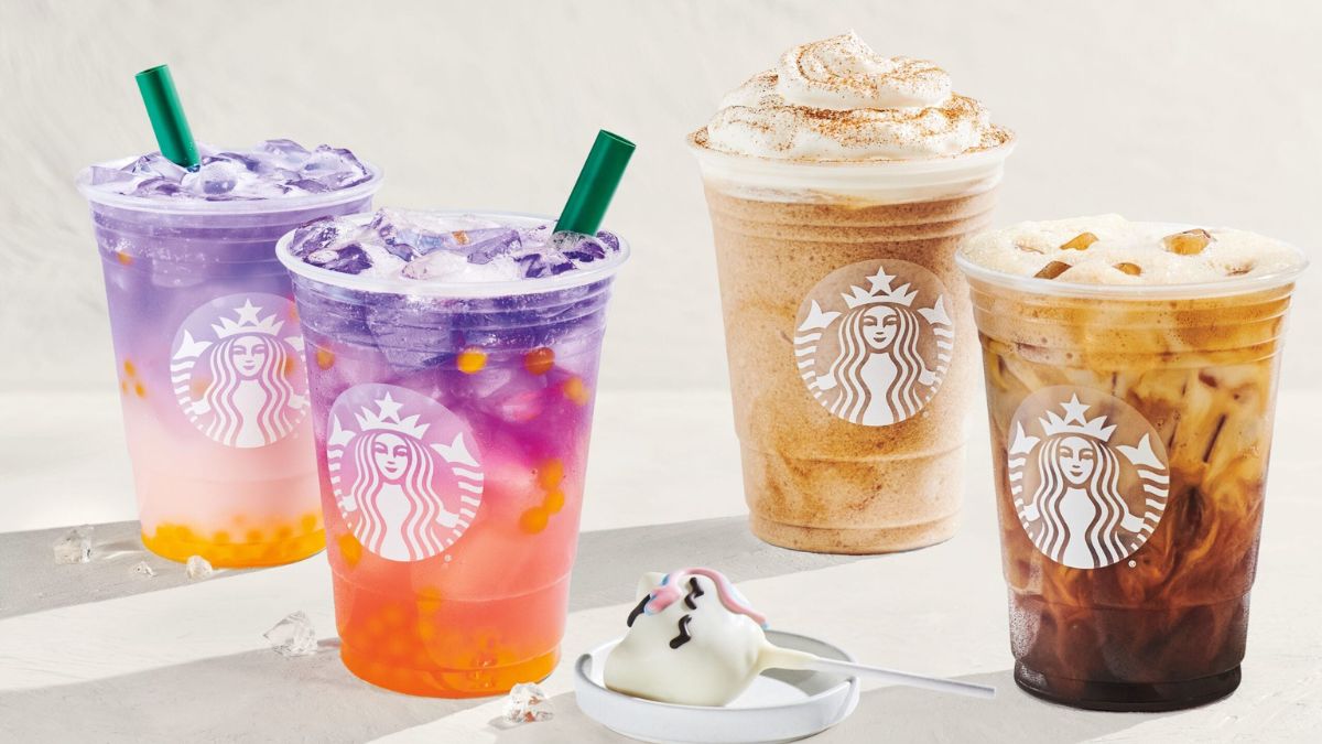Vaso morado de Tropical Butterfly Refresher con perlas de mango y gradiente púrpura junto a un Iced Horchata Shaken Espresso espumoso