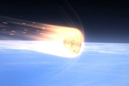 Cápsula Orión de Artemis II durante la reentrada a Tierra con escudo térmico al rojo vivo a 2700°C