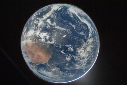 Fotografía oficial de la Tierra emergiendo tras la Luna en la misión Artemis II, cuestionada erróneamente por IA como 'falsa'
