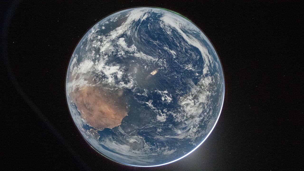 Fotografía oficial de la Tierra emergiendo tras la Luna en la misión Artemis II, cuestionada erróneamente por IA como 'falsa'