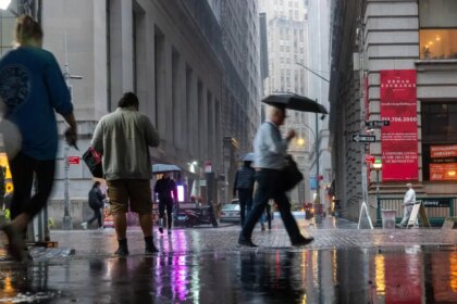 Persona caminando bajo la lluvia con paraguas, disfrutando los 5 beneficios científicos del petricor y los iones negativos que liberan estrés