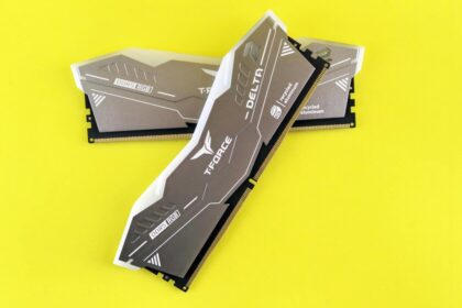 Gráfico comparativo de módulos DDR5 con flechas rojas mostrando caída de precios en mercados como China y Alemania