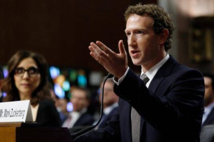 Avatar digital hiperrealista de Zuckerberg con gestos y voz generados por IA en una reunion virtual con empleados