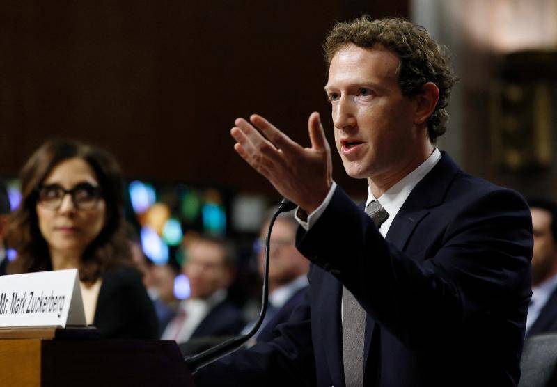 Avatar digital hiperrealista de Zuckerberg con gestos y voz generados por IA en una reunion virtual con empleados