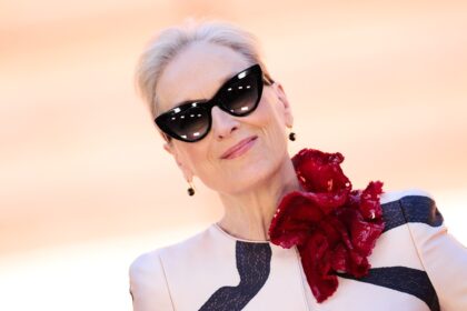 Meryl Streep como Miranda Priestly en una escena icónica de 'The Devil Wears Prada', negociando con seguridad su contrato millonario