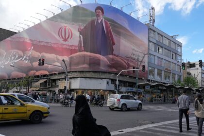 Tanques de la Guardia Revolucionaria IRGC en maniobras militares con fondo de refinerías petroleras en Irán 2026