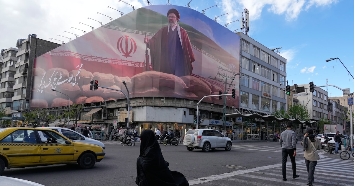 Tanques de la Guardia Revolucionaria IRGC en maniobras militares con fondo de refinerías petroleras en Irán 2026