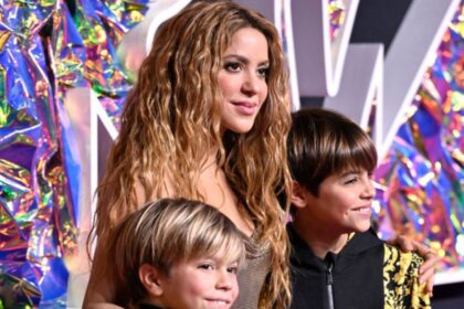 Shakira en entrevista explicando con gestos firmes su decisión de prohibir YouTube a sus hijos durante su crianza en Miami
