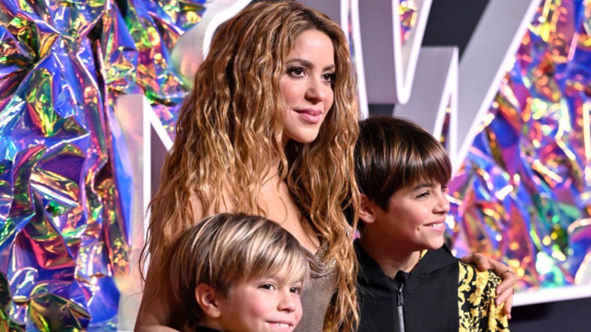 Shakira en entrevista explicando con gestos firmes su decisión de prohibir YouTube a sus hijos durante su crianza en Miami