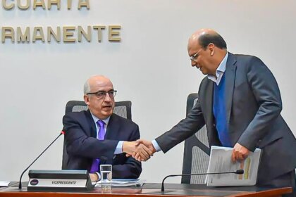 Leonardo Villar, gerente del Banco de la República, habla con gestos serios durante debate en la Comisión Cuarta sobre políticas de 'tasas de interés' y autonomía del Emisor