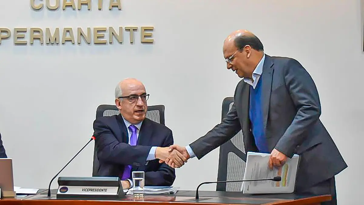 Leonardo Villar, gerente del Banco de la República, habla con gestos serios durante debate en la Comisión Cuarta sobre políticas de 'tasas de interés' y autonomía del Emisor