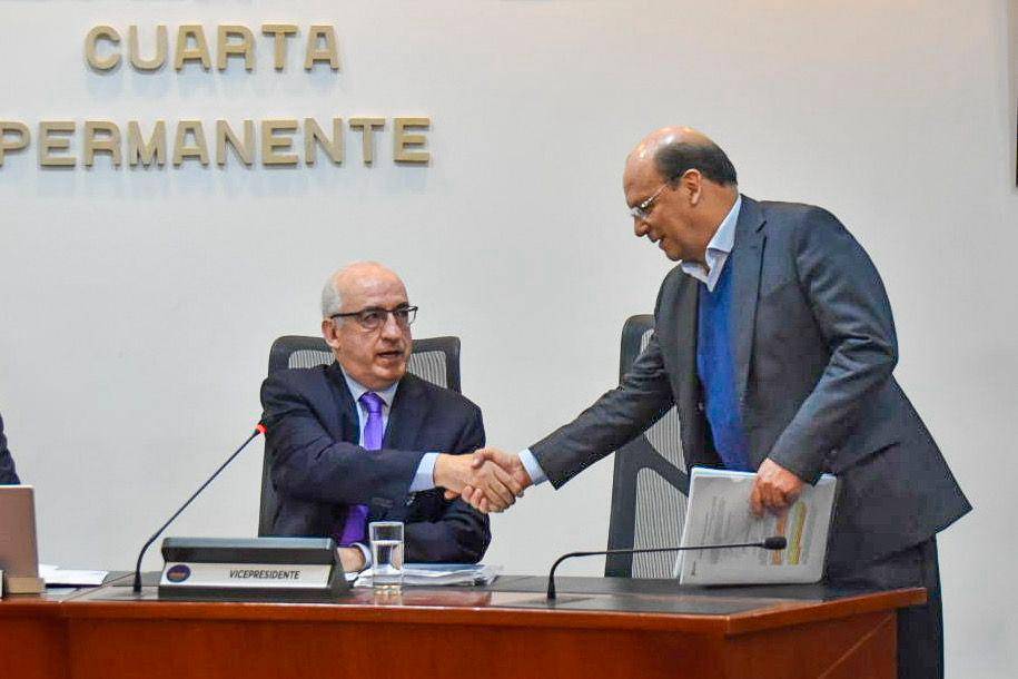 Gerente del Banco de la República defiende ante el Congreso el alza de tasas al 11,25% con gráficos económicos de fondo