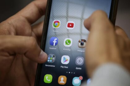 Persona usando smartphone 2026 con IA integrada y pantalla adaptable para trabajo y ocio sin interrupciones