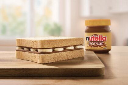Tarros de Nutella Peanut con maní tostado sobre fondo rústico, mostrando la textura cremosa y trozos de cacahuete