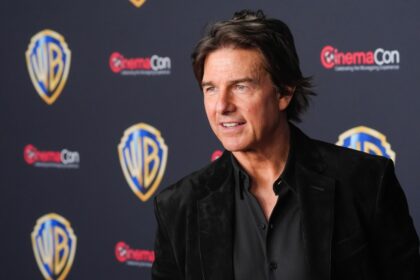 Tom Cruise caracterizado como Pete 'Maverick' Mitchell en un póster promocional de 'Top Gun 3' con un jet de combate al fondo