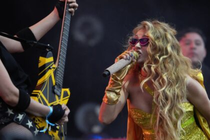 Paulina Rubio con minivestido plateado cantando 'Mi nuevo vicio' junto a Morat en el escenario de Coachella 2026