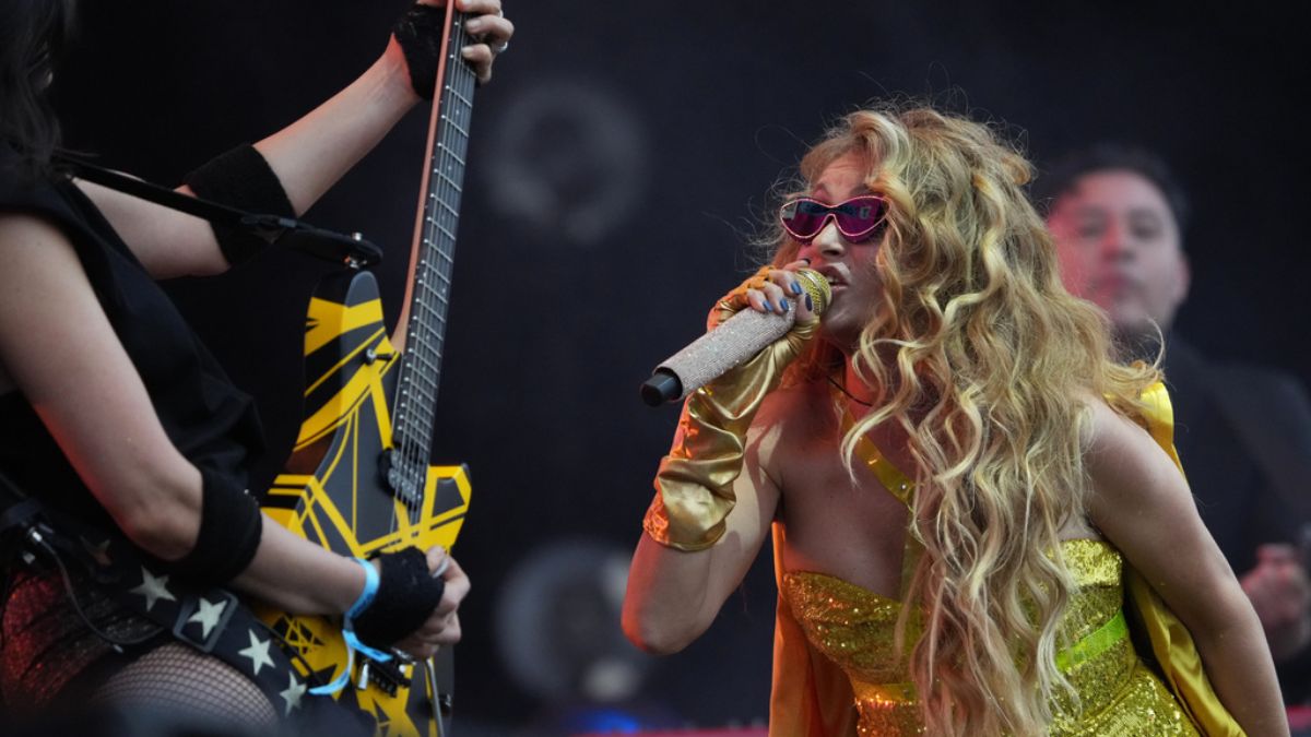 Paulina Rubio con minivestido plateado cantando 'Mi nuevo vicio' junto a Morat en el escenario de Coachella 2026