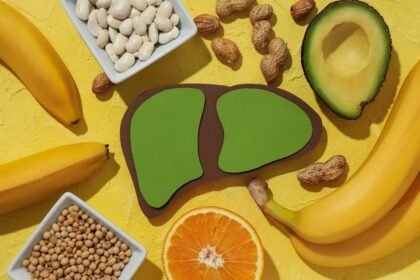 Tazón de avena remojada con nueces y kiwi en trozos sobre mesa de madera, ideal para regular glucosa nocturna