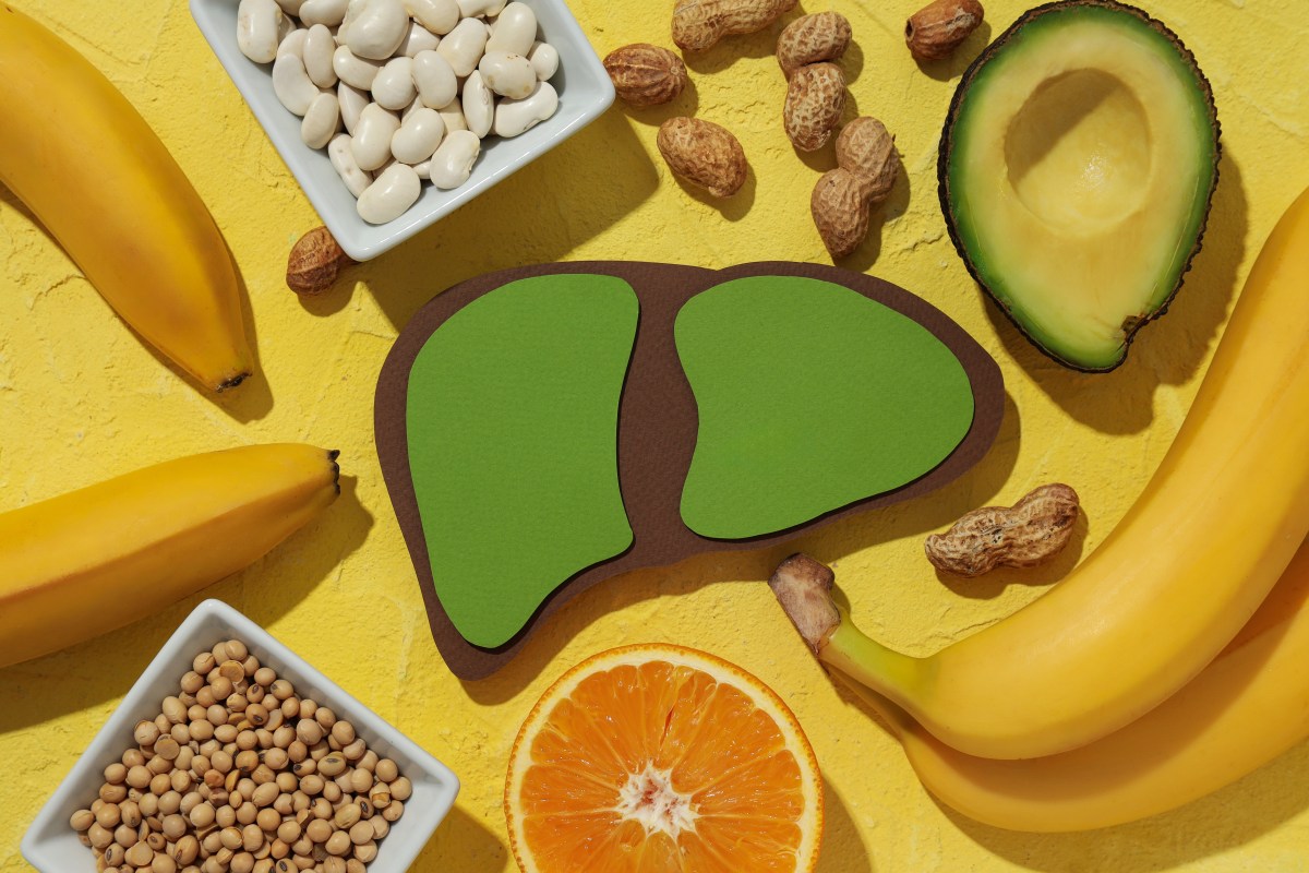 Tazón de avena remojada con nueces y kiwi en trozos sobre mesa de madera, ideal para regular glucosa nocturna