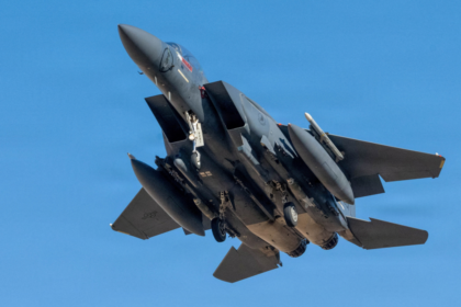 Restos del F-15E Strike Eagle derribado en suelo iraní mientras helicópteros Black Hawk sobrevuelan la zona de búsqueda en Juzestán