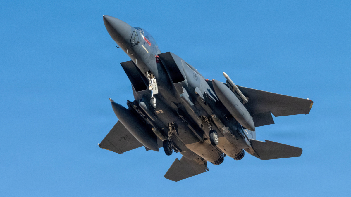 Restos del F-15E Strike Eagle derribado en suelo iraní mientras helicópteros Black Hawk sobrevuelan la zona de búsqueda en Juzestán