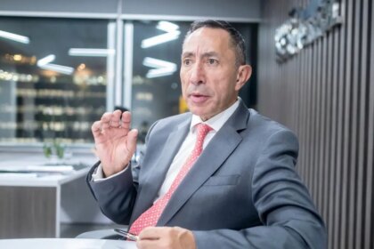 Ricardo Roa en reunión de junta directiva de Ecopetrol analizando documentos antes de su licencia de 3 meses