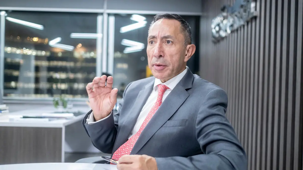 Ricardo Roa en reunión de junta directiva de Ecopetrol analizando documentos antes de su licencia de 3 meses