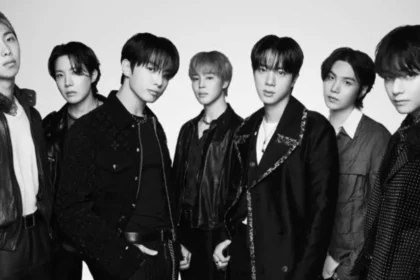 Pantalla de computador mostrando alerta de la SIC sobre venta de entradas para el concierto de BTS en Bogotá 2026 con logo de advertencia