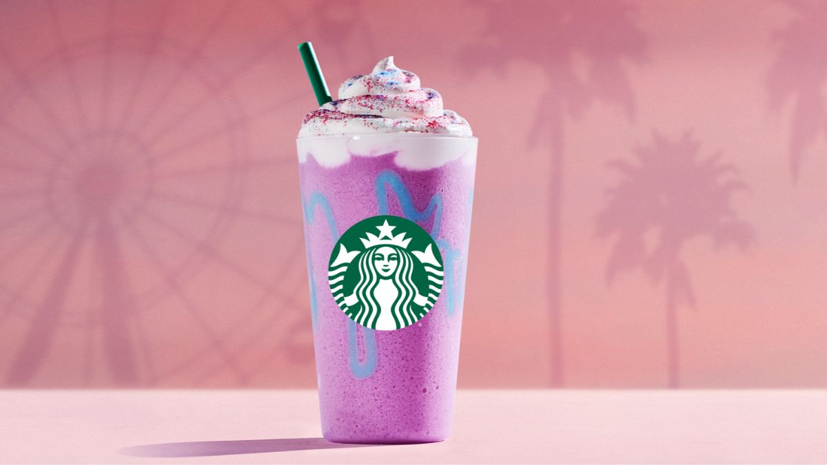 Vaso colorido del Unicorn Frappuccino 2026 con fondo de atardecer en Coachella y detalles de purpurina