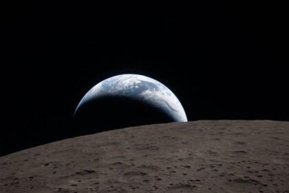 Astronautas de Artemis II monitoreando datos en la cápsula Orión durante su histórico viaje de 6 días hacia la Luna