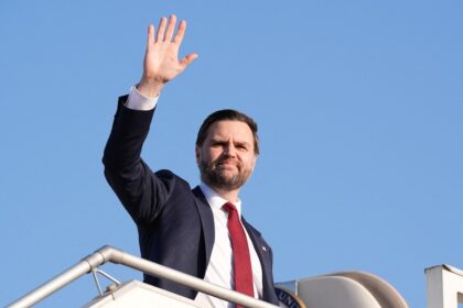 JD Vance y Esmaeil Baqaei en rueda de prensa tras 21 horas de negociaciones fallidas entre EE.UU. e Irán sobre uranio y estrecho de Ormuz