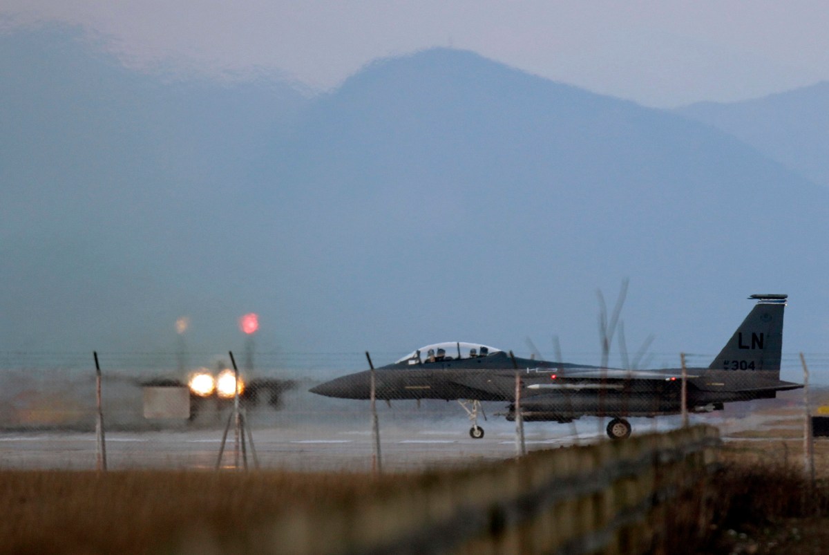 Soldados estadounidenses ejecutando el rescate nocturno del piloto de F-15 en terreno montañoso de Irán bajo vigilancia de drones