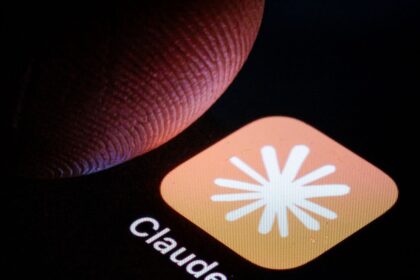 Captura de pantalla del repositorio público con el código fuente de Claude Code expuesto: 46000 líneas para gestión de conversaciones y 85 comandos internos visibles