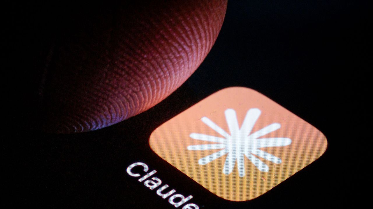 Captura de pantalla del repositorio público con el código fuente de Claude Code expuesto: 46000 líneas para gestión de conversaciones y 85 comandos internos visibles
