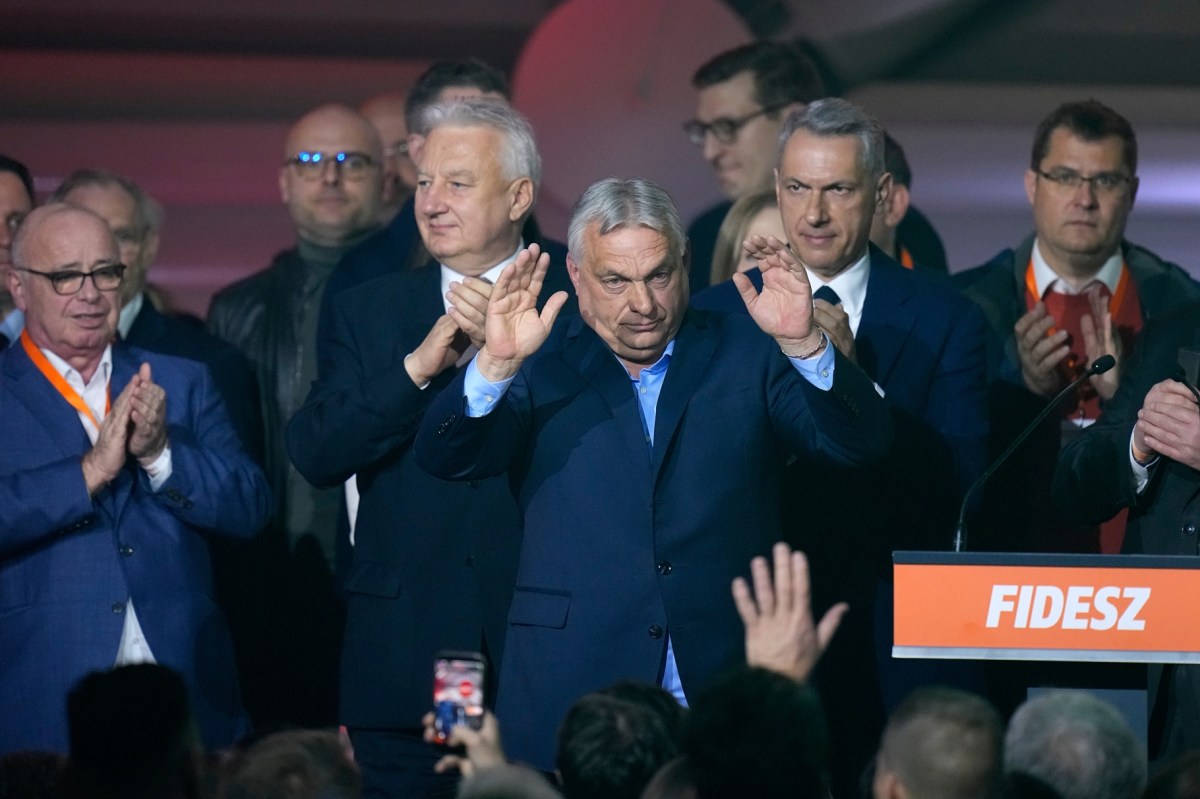 Multitud celebra en Budapest la derrota electoral de Viktor Orbán tras 16 años en el poder, con banderas húngaras y carteles de 'cambio'