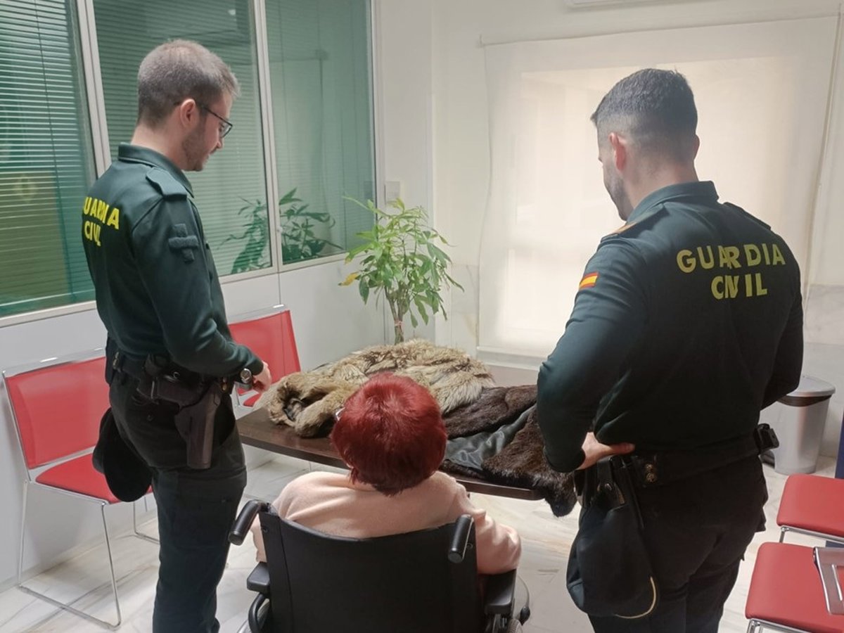 Maleta con abrigos de visón robados a una anciana de 92 años durante investigación policial en Alicante