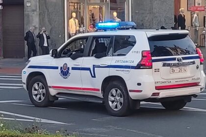 Agentes de la Ertzaintza revisan un vehículo con cuchillos y martillos incautados tras apuñalar a un menor en Vitoria