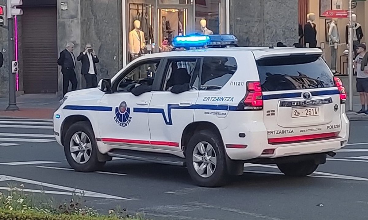 Agentes de la Ertzaintza revisan un vehículo con cuchillos y martillos incautados tras apuñalar a un menor en Vitoria