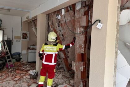 Edificio con daños estructurales tras derrumbe en Los Corrales de Buelna, Cantabria, durante obras de reforma