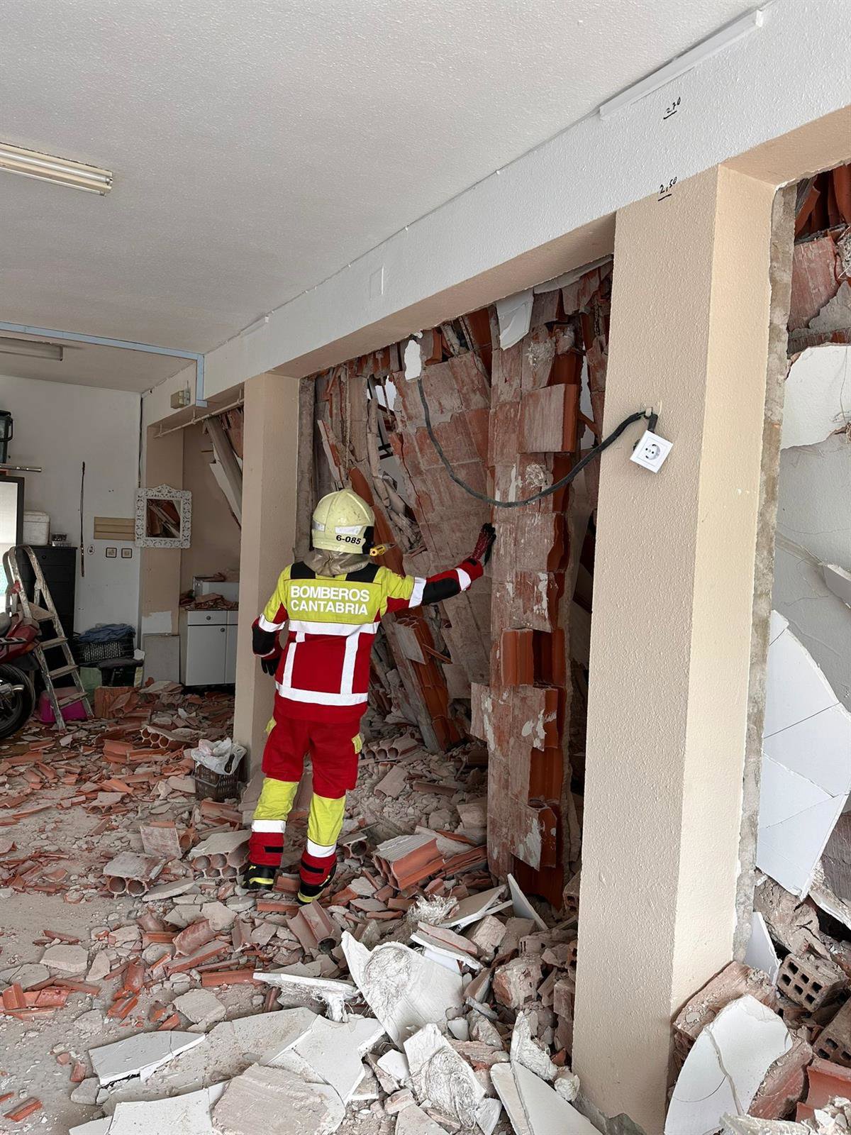 Edificio con daños estructurales tras derrumbe en Los Corrales de Buelna, Cantabria, durante obras de reforma