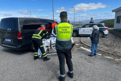 Equipo médico estabilizando a un paciente con emergencia cardíaca en la carretera A-12 antes del traslado urgente