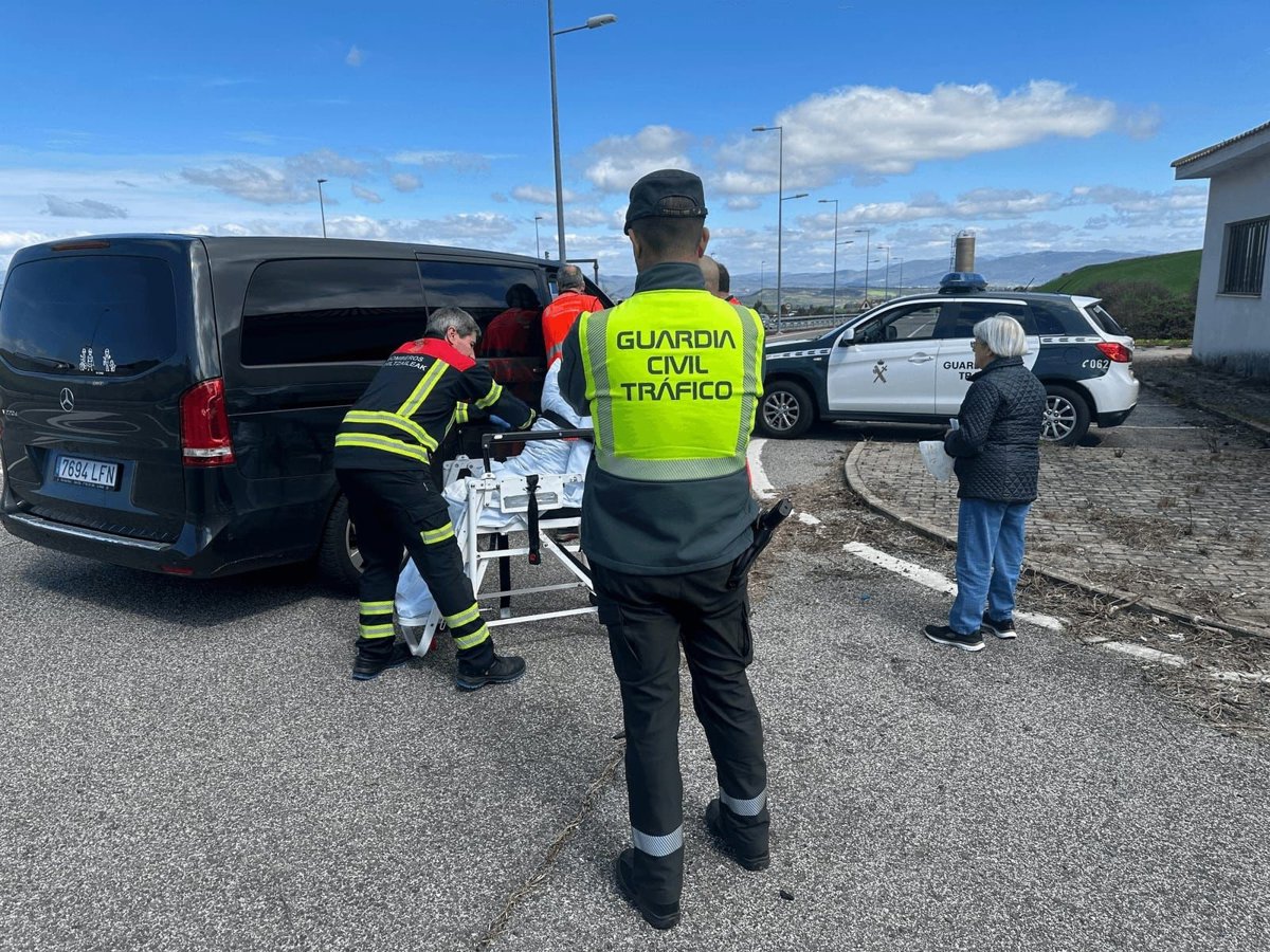 Equipo médico estabilizando a un paciente con emergencia cardíaca en la carretera A-12 antes del traslado urgente